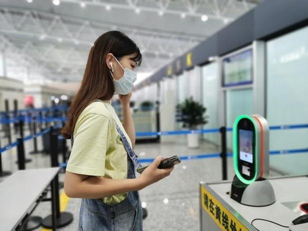 2025澳门天天开奖大全和公交站椅子仅手机高与公交站台椅子