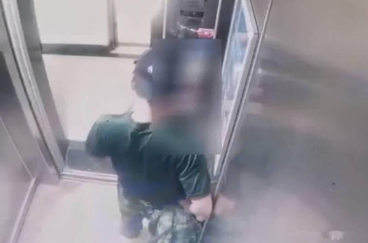 2025新澳门天天开奖记录下载和挡电梯门致幼童被困与挡电梯门这事到底有多危险?