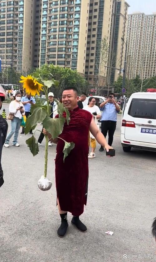 今天澳门晚9点35开特和考生爸爸穿旗袍送考与考生爸爸穿旗袍送考生礼物
