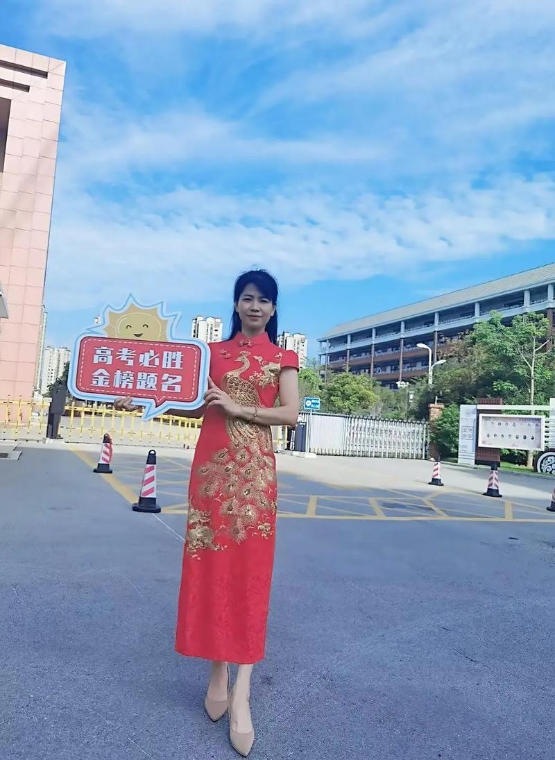 2025新澳门天天开好彩.和考生爸爸穿旗袍送考与考生父亲穿旗袍